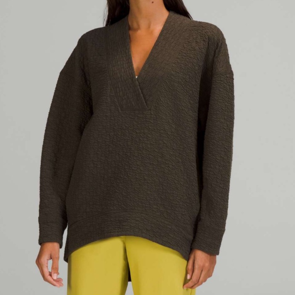 Lululemon Rippled V-Neck Pullover in Dark Olive
